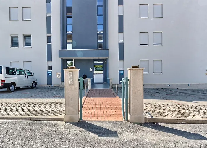Seaside Apartments, Znjan 아파트 *